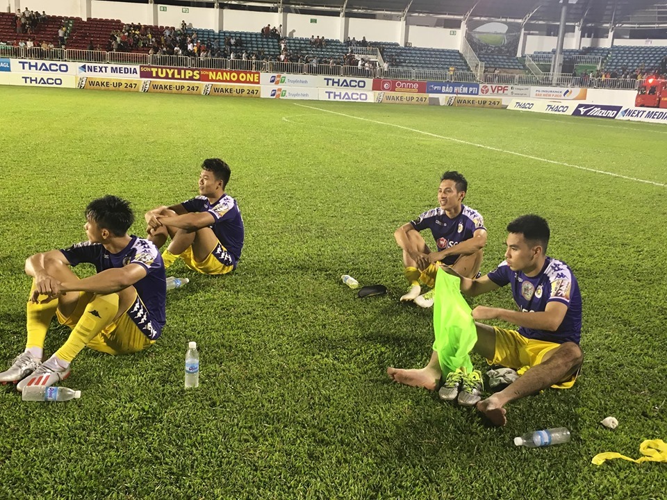 Hết trận, các cầu thủ ngồi trên sân nghỉ ngơi. Ảnh: Next Sports hagl, hà nội, hagl vs ha noi, quang hai, dinh trong, vleague