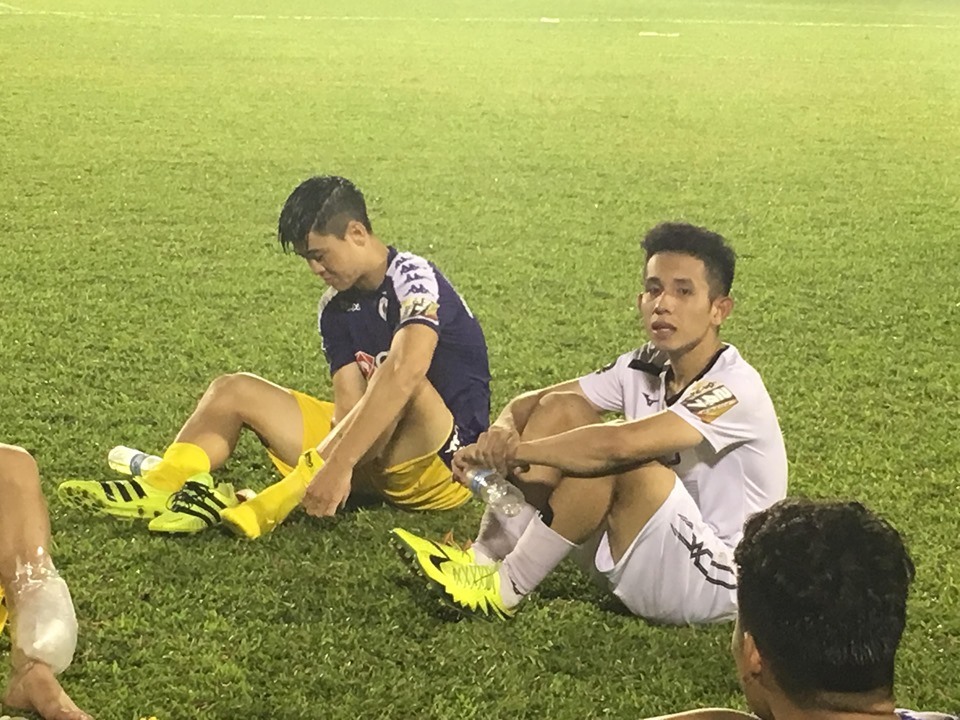 Cầu thủ hai đội sau khi thi đấu lại trở về cuộc sống bình thường, họ là những người bạn của nhau. Ảnh: Next Sports hagl, hà nội, hagl vs ha noi, quang hai, dinh trong, vleague