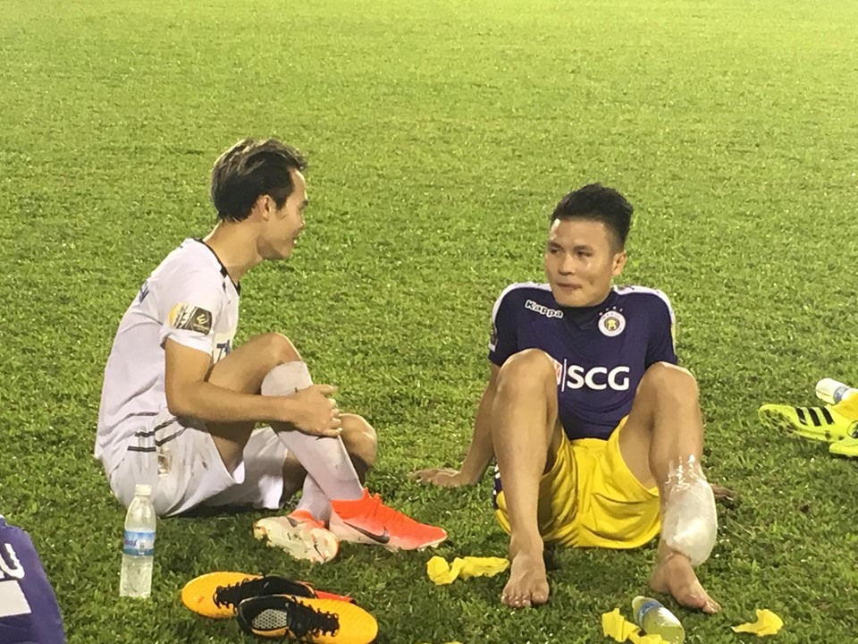 Quang Hải và Văn Toàn trò chuyện đầy cởi mở. Ảnh: Next Sports hagl, hà nội, hagl vs ha noi, quang hai, dinh trong, vleague