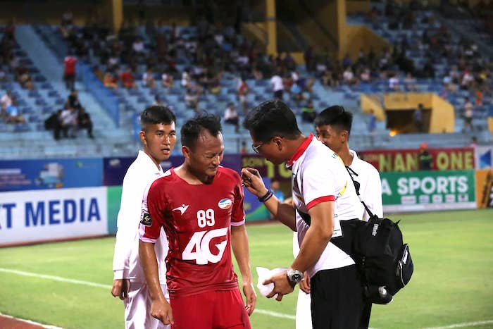 Trọng Hoàng nhăn mặt rời sân vì chấn thương. Ảnh: Thế Trung vong loai world cup 2022, hlv park hang seo, văn hậu chấn thương, trọng hoàng chấn thương