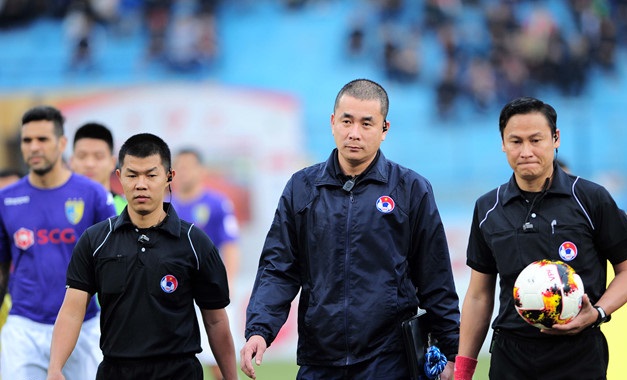 Trọng tài luôn là mối lo ngại của NHM và bản thân các đội bóng ở V-League Trọng tài, Trọng tài ngoại, Vleague 2019, trụ hạng, Khánh Hòa, HAGL