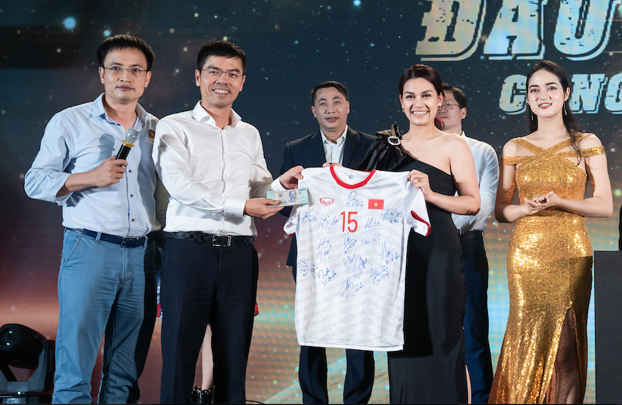 Công ty Cổ phần AVLand Việt Nam làm từ thiện 55 triệu đồng thông qua việc đấu giá chiếc áo có chữ ký của cầu thủ U22 Việt Nam