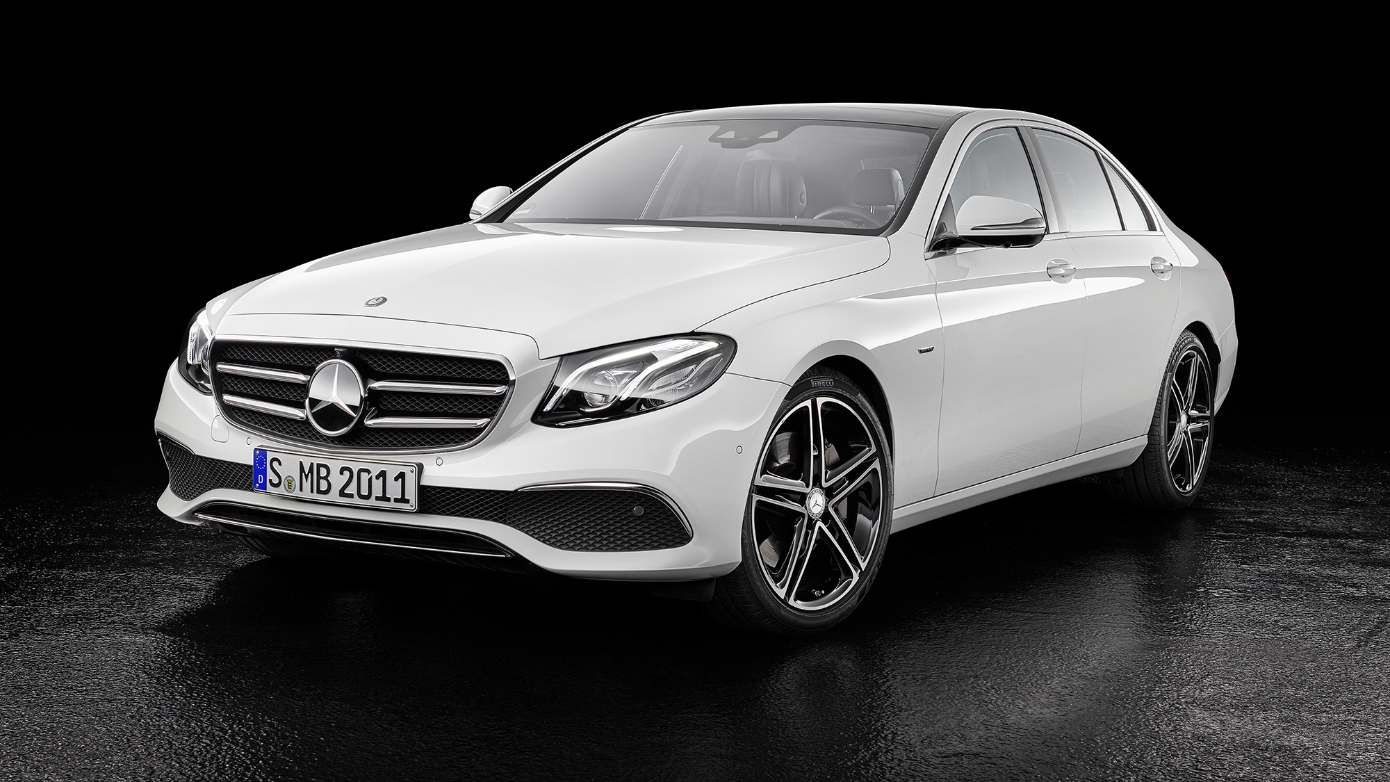 Mercedes E350 AMG 2020 đồng thời là mẫu sedan hạng sang cỡ trung mạnh nhất được phân phối tại Việt Nam. Đánh giá xe Mercedes E350 AMG 2020, thông số kỹ thuật, thiết kế, giá lăn bánh