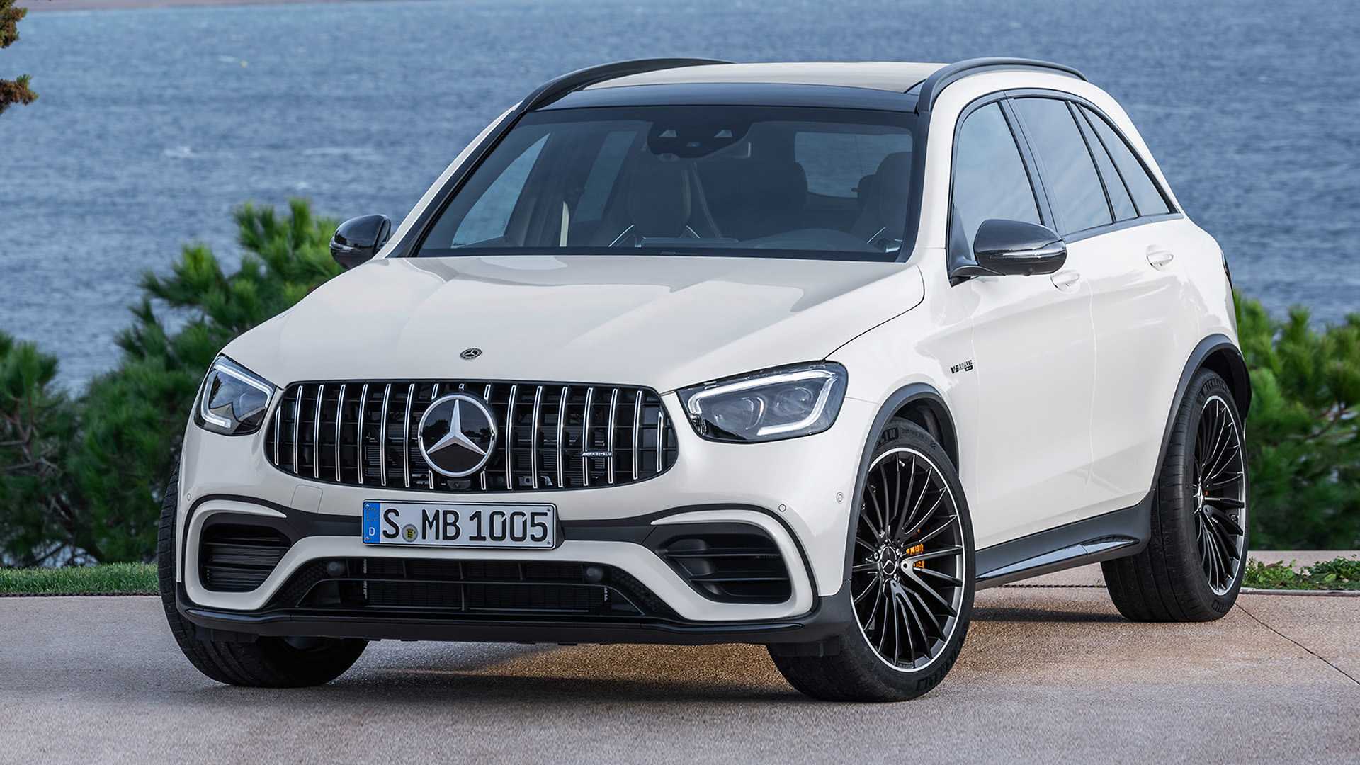 Chiếc crossover của Mercedes này là sự kết hợp giữa phong cách và tính linh hoạt, đi kèm với đó là nội thất sang trọng với nhiều không gian hơn so với bất kì chiếc xe nào cùng phân khúc. Giới thiệu về xe Mercedes-Benz SUV, tổng hợp giá lăn bánh & đánh giá mới nhất tại Việt Nam năm 2020.