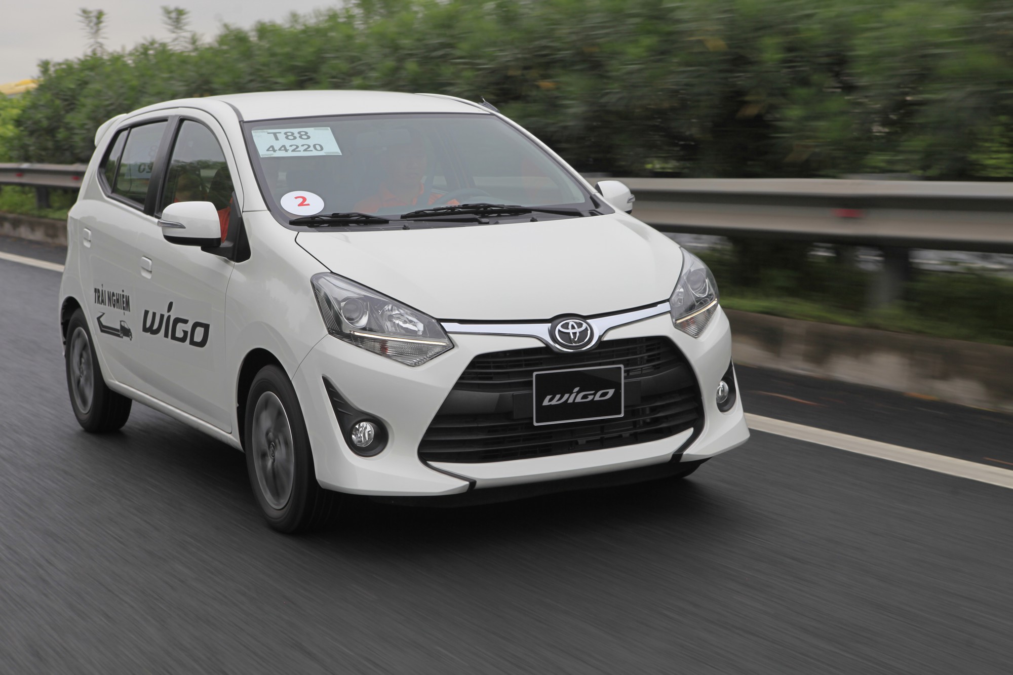 Toyota Wigo 2020 có mức tiêu hao nhiên liệu lần lượt là 5.16-5.3L/100km (kết hợp), 6.8-6.87L/100km (trong đô thị), 4.21-4.36L/100km (ngoài đô thị). Toyota Wigo 2020: Chi tiết giá lăn bánh, thông số & đánh giá