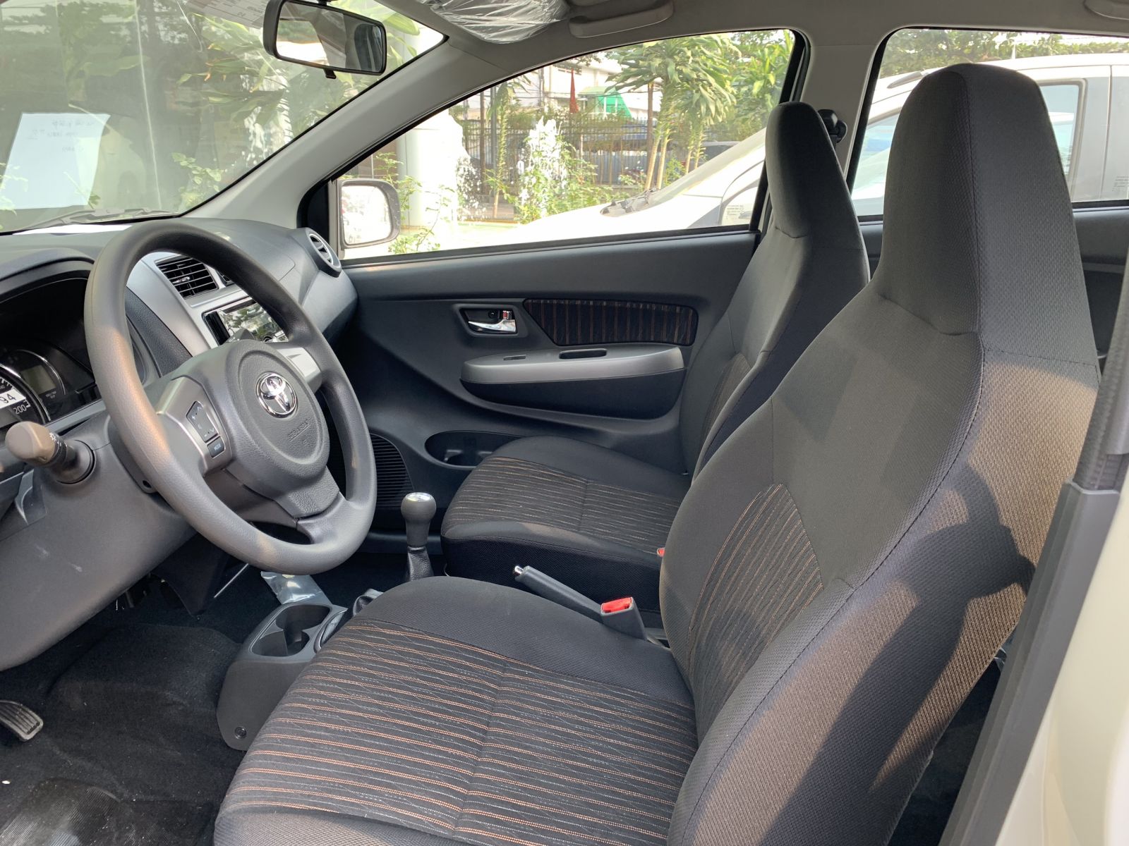 Ghế ngồi trên Toyota Wigo được bọc nỉ, ghế lái và ghế phụ đều chỉnh tay 4 hướng. Toyota Wigo 2020: Chi tiết giá lăn bánh, thông số & đánh giá