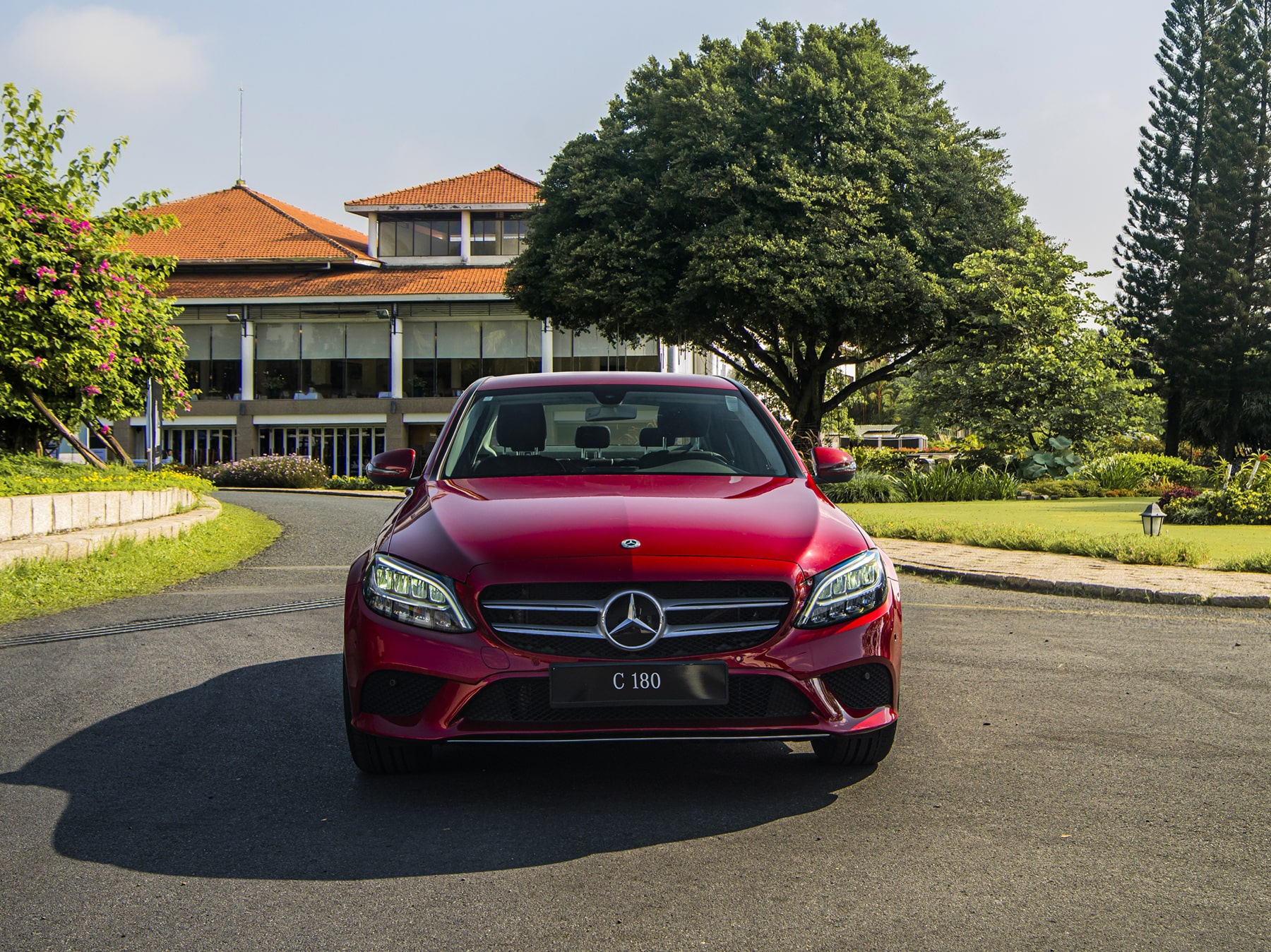 Mercedes C180 2020 với mức giá được kỳ vọng sẽ đủ sức thuyết phục khách hàng từ bỏ phân khúc phổ thông để tiến lên xe sang. Qua đó gây sức ép cực lớn cho Toyota Camry, Honda Accord hay Mazda 6. Mercedes C180 2020