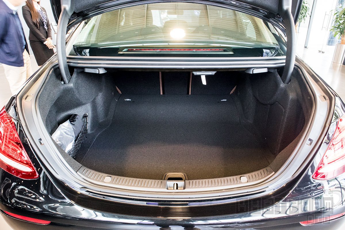 Mercedes C180 2020 có cốp chở đồ phía sau dung tích 356 lít, thông số khá lý tưởng để khách hàng có thể mang theo nhiều va li cỡ vừa để du lịch. Khoang hành lý Mercedes C180 2020