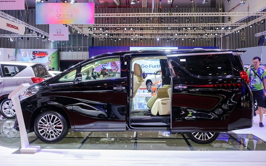 Toyota Alphard sở hữu thiết kế hình khối cứng cáp hơn so với Honda Odyssey. Cửa phía sau xe có thể đóng mở điện thông qua chìa khóa thông minh. Đánh giá xe Toyota Alphard 2020: Giá lăn bánh & Thông số kỹ thuật