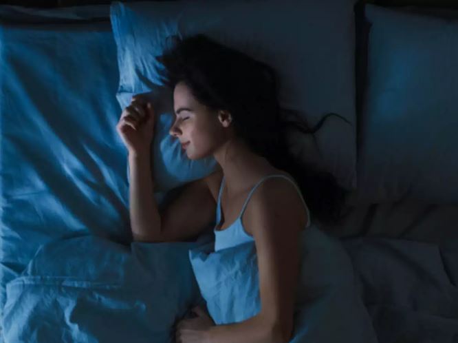 Nên ngủ trong bóng tối ngu trong bong toi de giam can