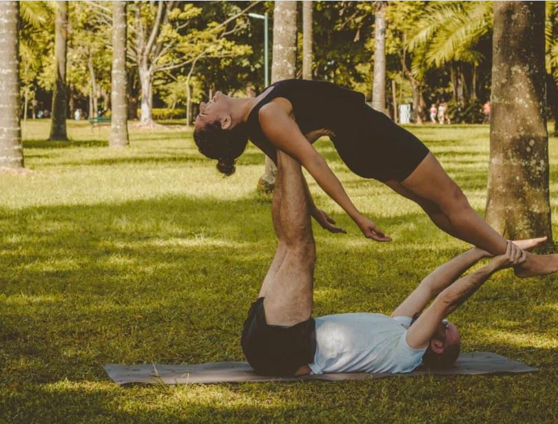 Tư thế yoga cơ bản cho các cặp đôi tu the yoga co ban