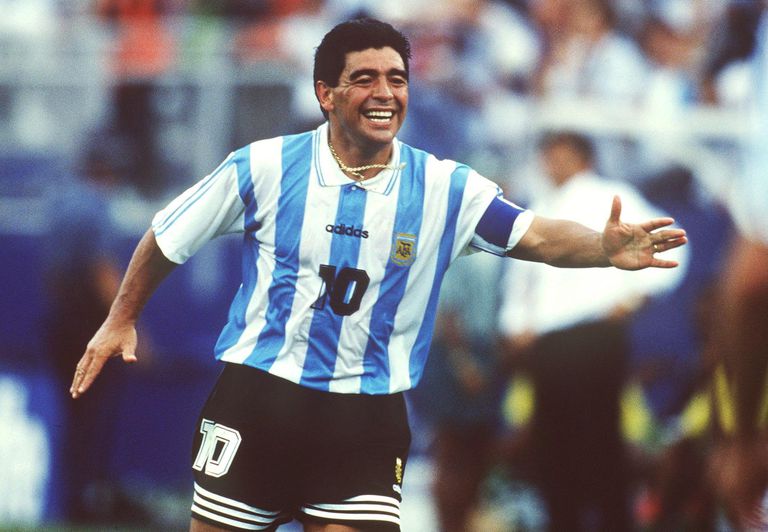 Diego Maradona mang áo số 10 Diego Maradona