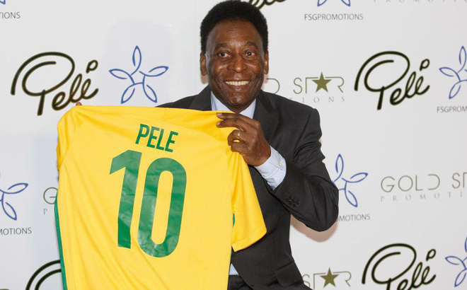 Pelé mặc áo số 10 khi thi đấu pele