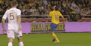 Pha quay chậm bàn thắng ghi bàn khó tin của Ibra cau thu ibrahimovic