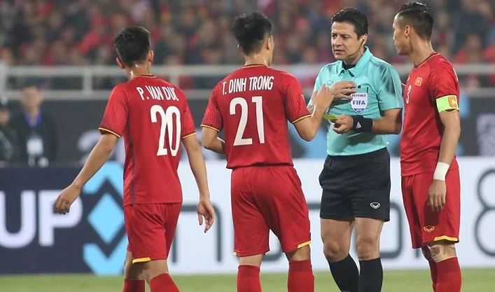 Trọng tài được phép đeo đồng hồ để điều khiển trận đấu quy dinh deo trang suc khi thi dau