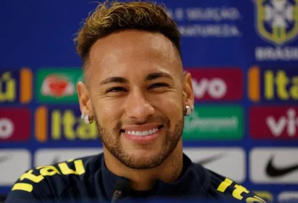 Neymar là cầu thủ thường xuyên đeo khuyên tai neymar deo khuyen tai