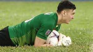 Văn Lâm để lộ dây chuyền tại CK lượt đi AFF Cup 2018 van lam de lo day chuyen