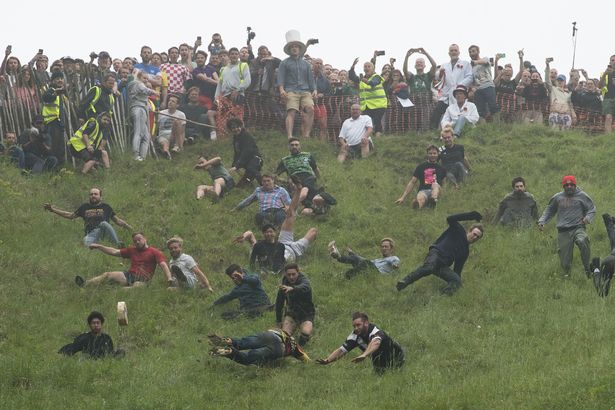 Rượt đuổi phô mai cheese rolling