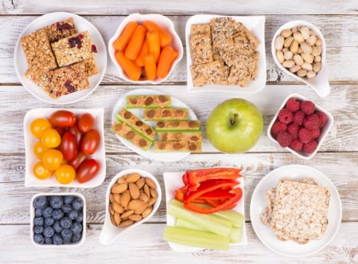 Chọn đồ ăn vặt hợp lý để giảm cân do an vat giam can