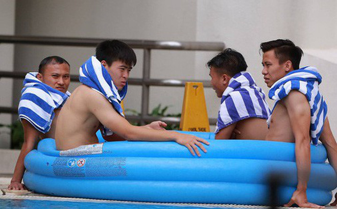 Cầu thủ ĐTVN ngâm mình trong nước đá (Ảnh: Sport5) cau thu dtvn ngam minh trong nuoc da