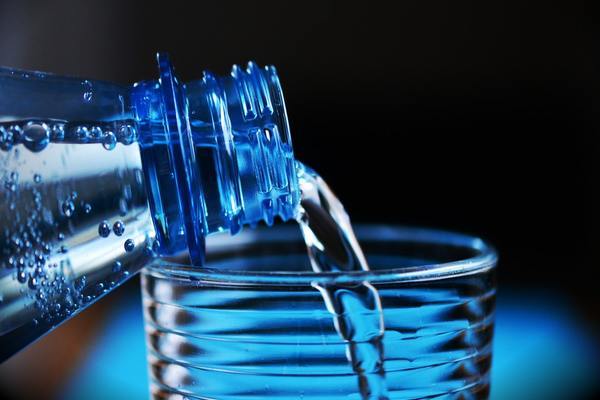 Uống đủ nước lọc mỗi ngày nuoc
