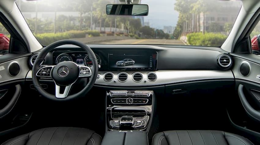 Khoang lái Mercedes E180 2020