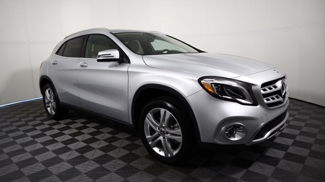 Chi tiết giá lăn bánh Mercedes GLA 250 2020, thông số xe và đánh giá xe mới nhất.
