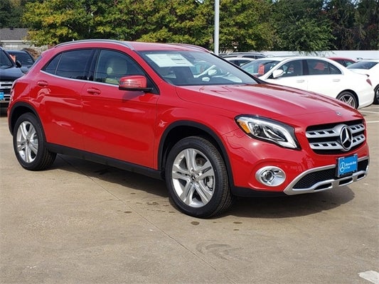 Chi tiết giá lăn bánh Mercedes GLA 250 2020, thông số xe và đánh giá xe mới nhất.