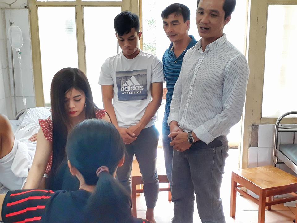 Tấn Tài tỏ ra cực kì day dứt với tai nạn của Văn Hào tấn tài đến thăm văn hào