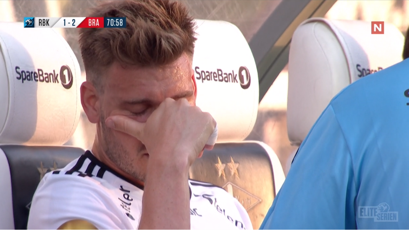 Bendtner gần như mất tinh thần sau khi phải rời sân do chấn thương gối. đt đan mạch, ltđ world cup 2018, lord bendtner chấn thương