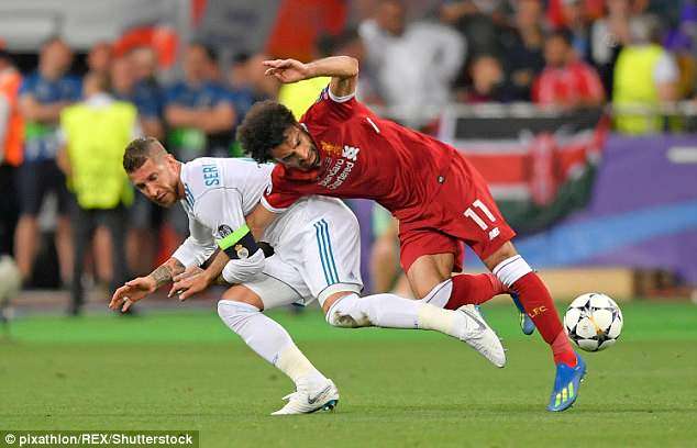 Ramos đã khiến Salah chấn thương sau pha bóng đầy tiểu xảo và có mùi võ thuật MMA. real 3-1 liverpool, chung kết champions league, ramos vs salah