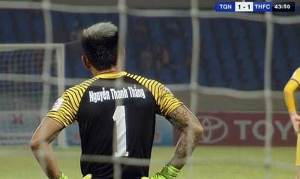 Thủ môn Thanh Thắng là người dày dặn kinh nghiệm, nhưng lại hay mắc sai lầm vào những thời điểm quan trọng. Thủ môn Thanh Thắng và Bùi Tiến Dũng