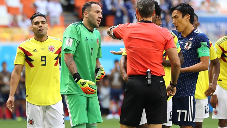 Thẻ đỏ đầy bất ngờ dành cho hậu vệ Colombia. truc tiep colombia vs nhat ban
