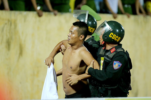 Một trong những hooligan nổi loạn tại sân Thiên Trường. hooligan nam dinh