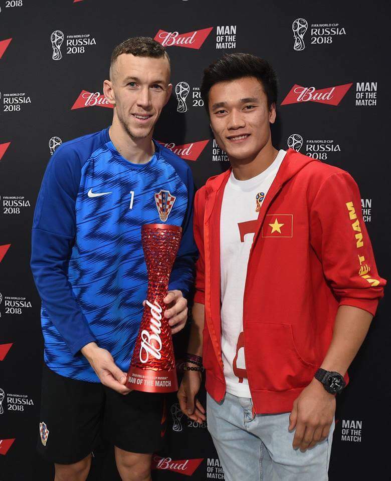 Bùi Tiến Dũng cười rạng rỡ bên cạnh Cầu thủ xuất sắc nhất trận Anh vs Croatia bui tien dung sang nga