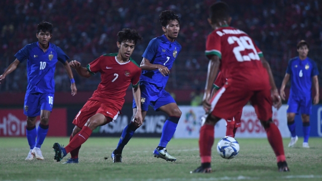 U19 Indonesia sẽ có trận đấu khó khăn phía trước với những cầu thủ vượt trội về thể hình đến từ Malaysia. truc tiep u19 indonesia vs u19 thai lan