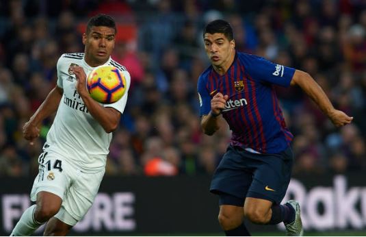 Casemiro (trái) lên tiếng bênh vực thầy casemiro