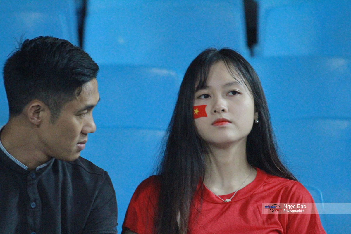 CĐV nữ Việt Nam khoe sắc trong trận gặp Philippines 13