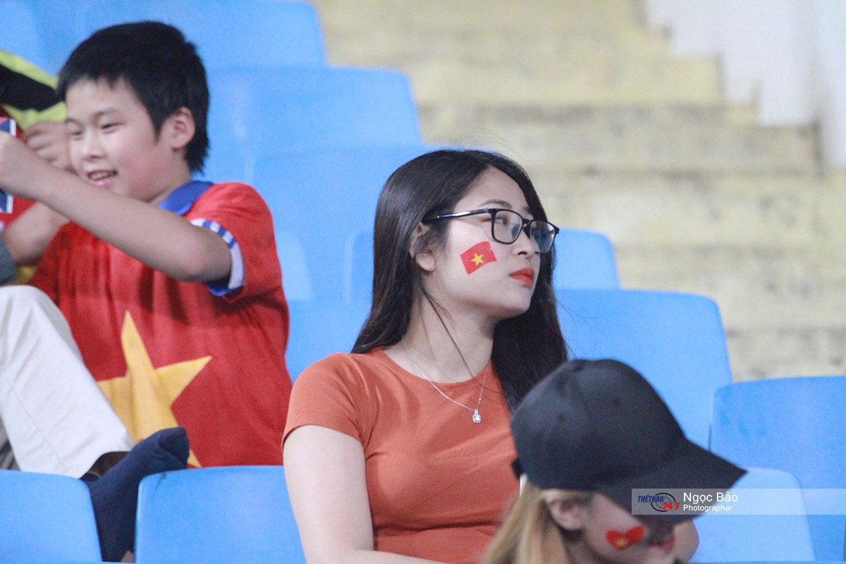 CĐV nữ Việt Nam khoe sắc trong trận gặp Philippines 14