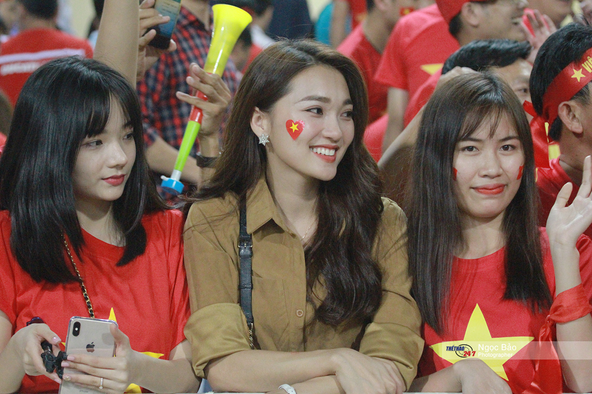 CĐV nữ Việt Nam khoe sắc trong trận gặp Philippines IMG 1519