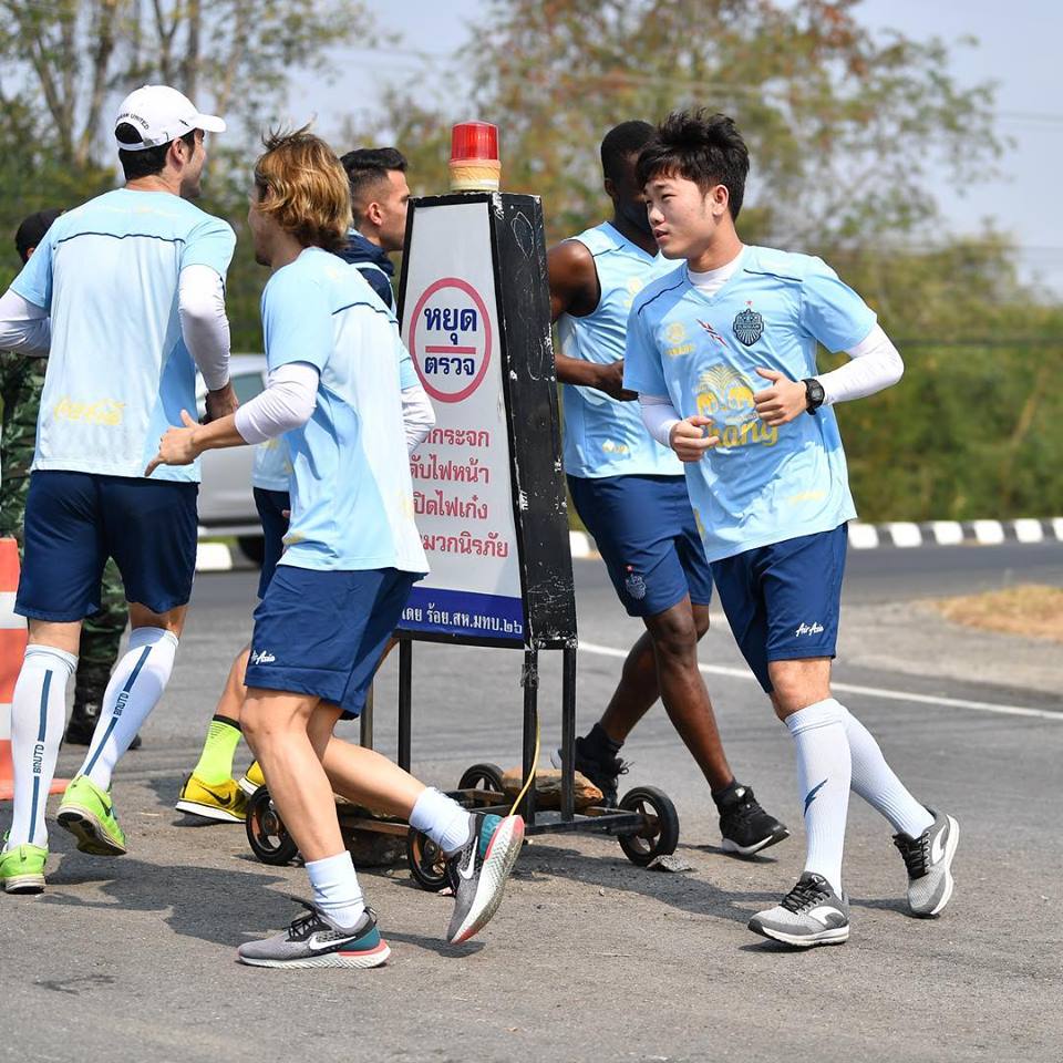Xuân Trường nhanh chóng học hỏi nhờ vốn tiếng Anh cực tốt của mình. Ảnh: Buriram Utd truong 1