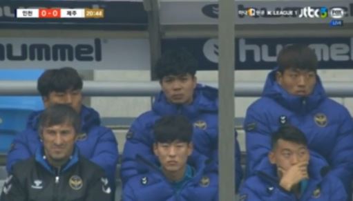Phượng ngồi trầm ngâm trên băng ghế dự bị Incheon Utd phuong 1
