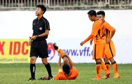 Chấn thương kinh hoàng của cầu thủ U19 Đà Nẵng. Ảnh: Thanh Niên u19 da nang