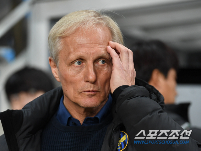 HLV Jorn Andersen từ chức sau chuỗi trận bết bát ở K.League 2019. jorn andersen