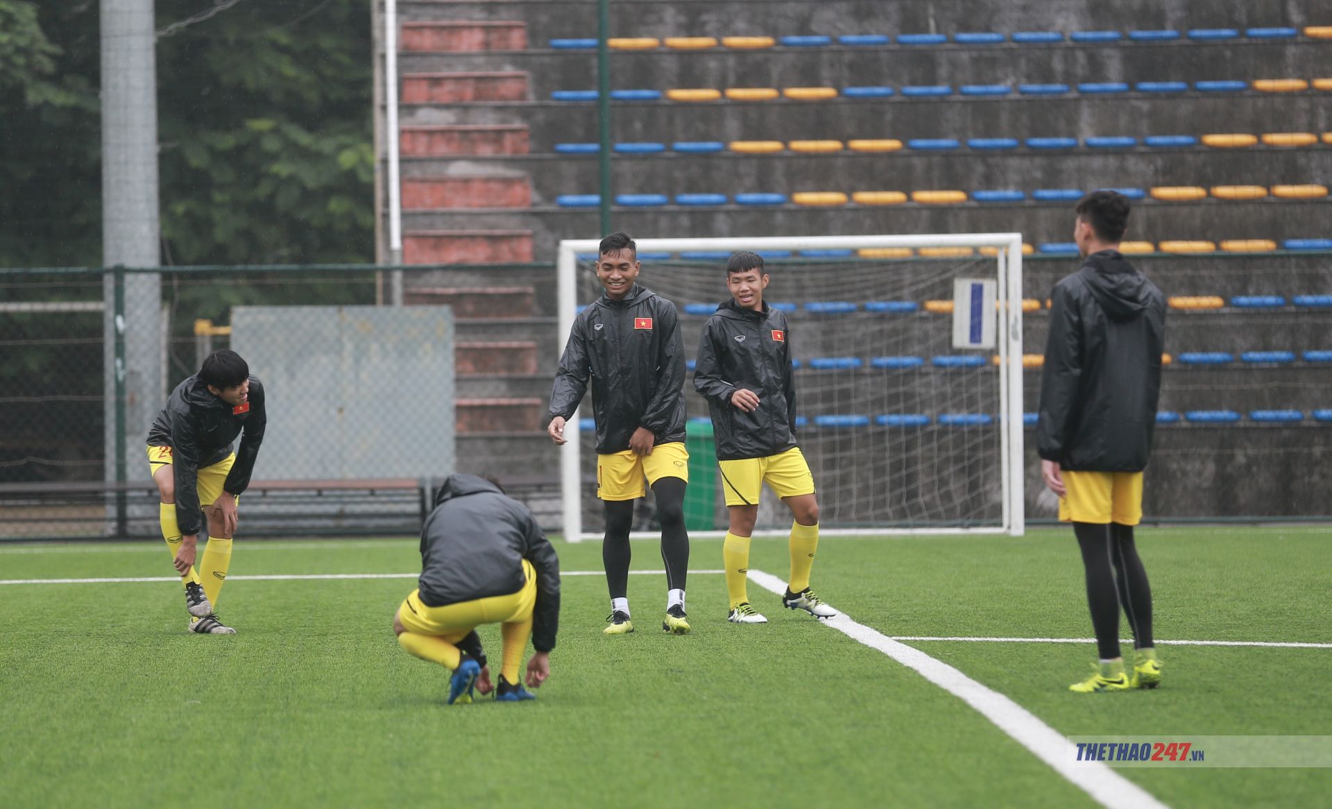 U18 VN miệt mài tập luyện dưới cơn mưa phùn. Ảnh: Ngọc Bảo u18 vn