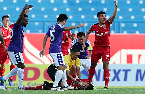 Trọng tài Lân và đội trưởng Hà Nội FC Phạm Thành Lương đã nhanh trí sơ cứu kịp thời giúp Thiện Đức thoát khỏi cơn nguy kịch. Ảnh: Đức Đồng thien duc