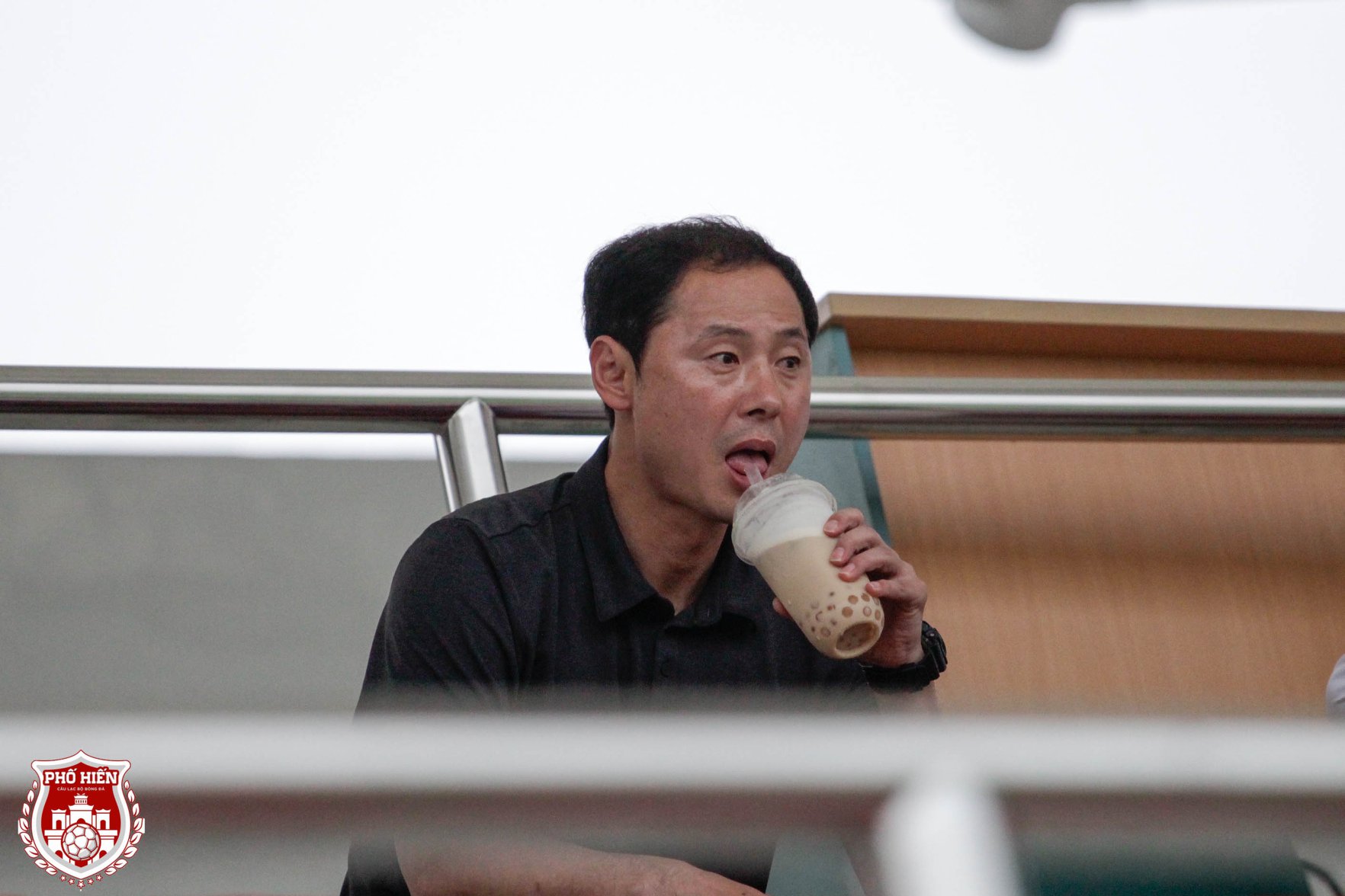 Trợ lý Kim Han Yoon dự khán trận đấu của Martin Lo. Ảnh: Phố Hiến FC kim han yoon