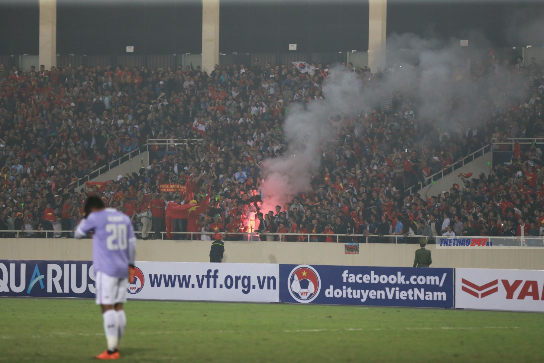 Pháo sáng được đốt trên khán đài SVĐ Mỹ Đình trong trận đấu giữa U23 Việt Nam vs U23 Thái Lan. Ảnh: Ngọc Bảo/Thethao247.vn phao sang san my dinh