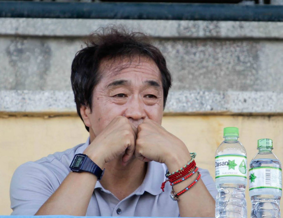 HLV Lee Young-jin đã có lần thứ hai đi xem Martin Lo thi đấu. Ảnh: Phố Hiến FC lee young jin