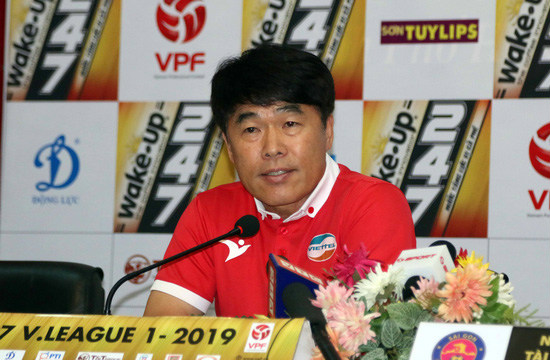 HLV Lee Heung-sil đặt niềm tin vào Bùi Tiến Dũng. Ảnh: Tuổi trẻ lee heung sil